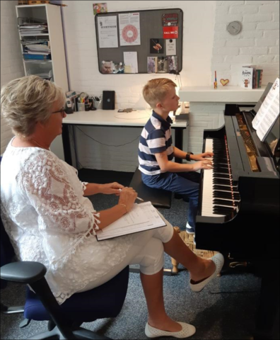 Les bij Dorrie op een BOSTON vleugel