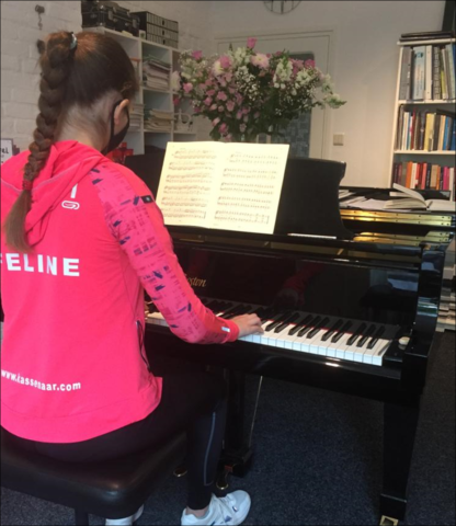 Les bij Dorrie op een BOSTON vleugel